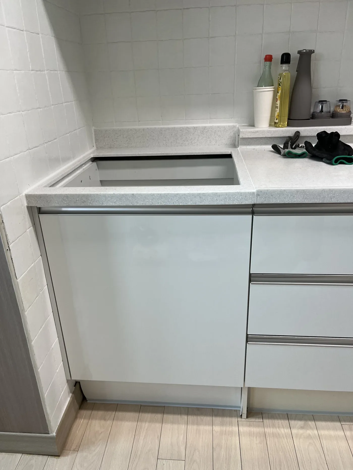 오븐을 철거하고 새로 짜맞춘 씽크대 하부장과 쿡탑